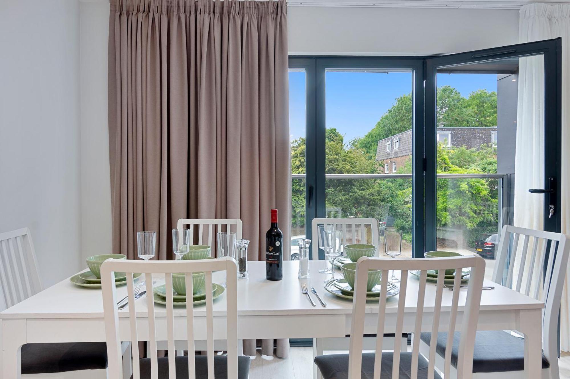 Spacious, 3 Bedroom, 2 Bathroom, Surbiton Exterior photo